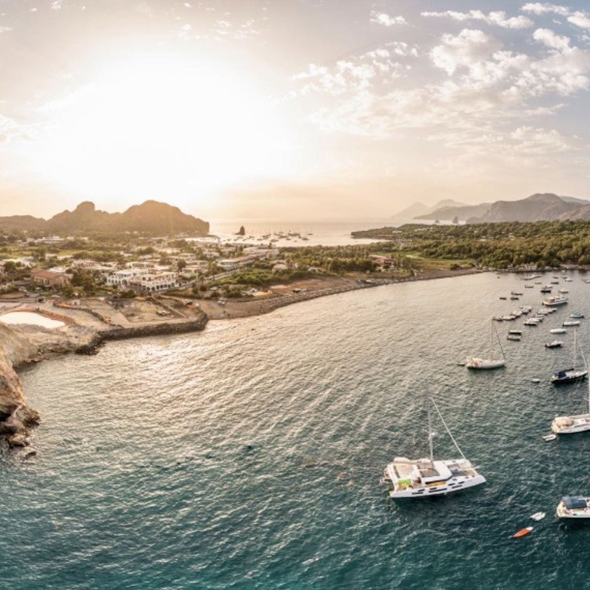 Barca a vela ormeggiata davanti alle fumarole di Vulcano, Isole Eolie